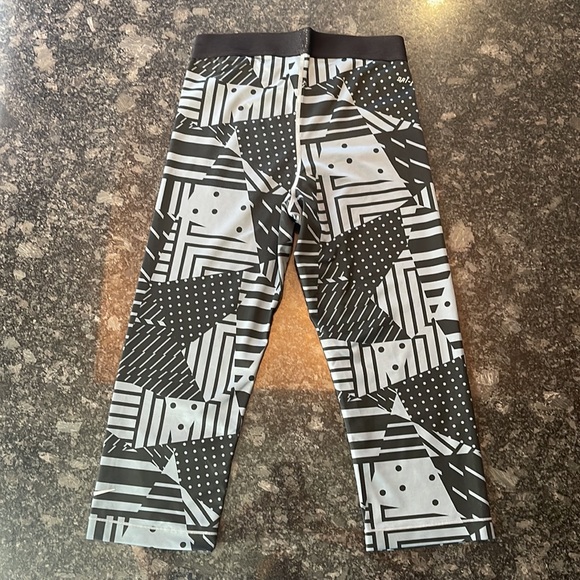 Nike Pro - DriFit Black/Grey Patterned Capri Legging - Picture 2 of 5